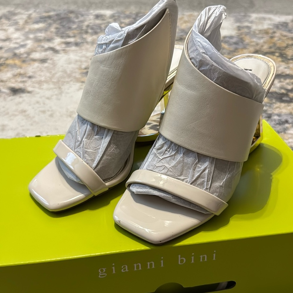 Cream Gianni Bini heels with gold heel